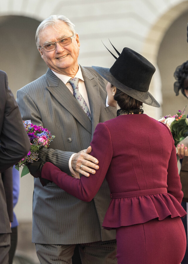 GOD AVSTAND: Prins Henrik og kronprinsesse Mary hilser utenfor Folketinget. Foto: All Over GOD AVSTAND: Prins Henrik og kronprinsesse Mary hilser utenfor Folketinget. Foto: All Over